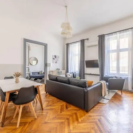 Steps To Great Market Hall - Artful 3br For 10 Guests Apartmán *