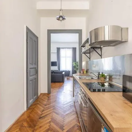 Steps To Great Market Hall - Artful 3br For 10 Guests