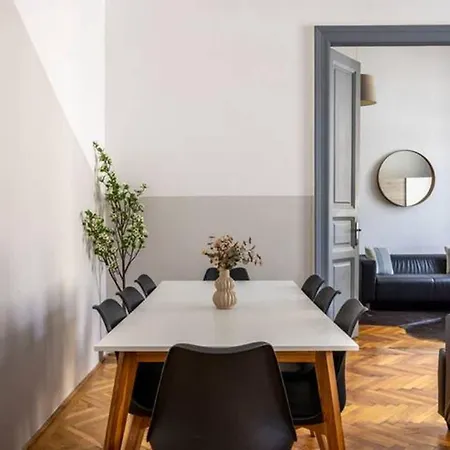 Steps To Great Market Hall - Artful 3br For 10 Guests *