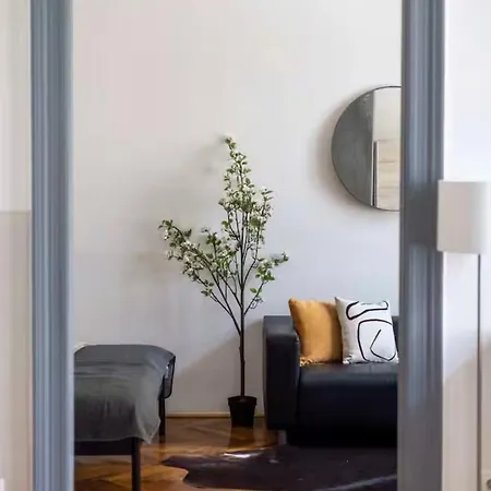 Steps To Great Market Hall - Artful 3br For 10 Guests Apartmán